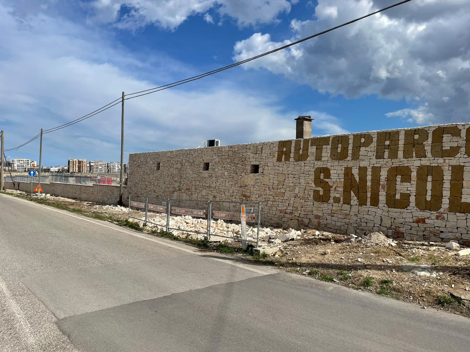 Muro a secco in pietra locale realizzato a mano in provincia di Bari